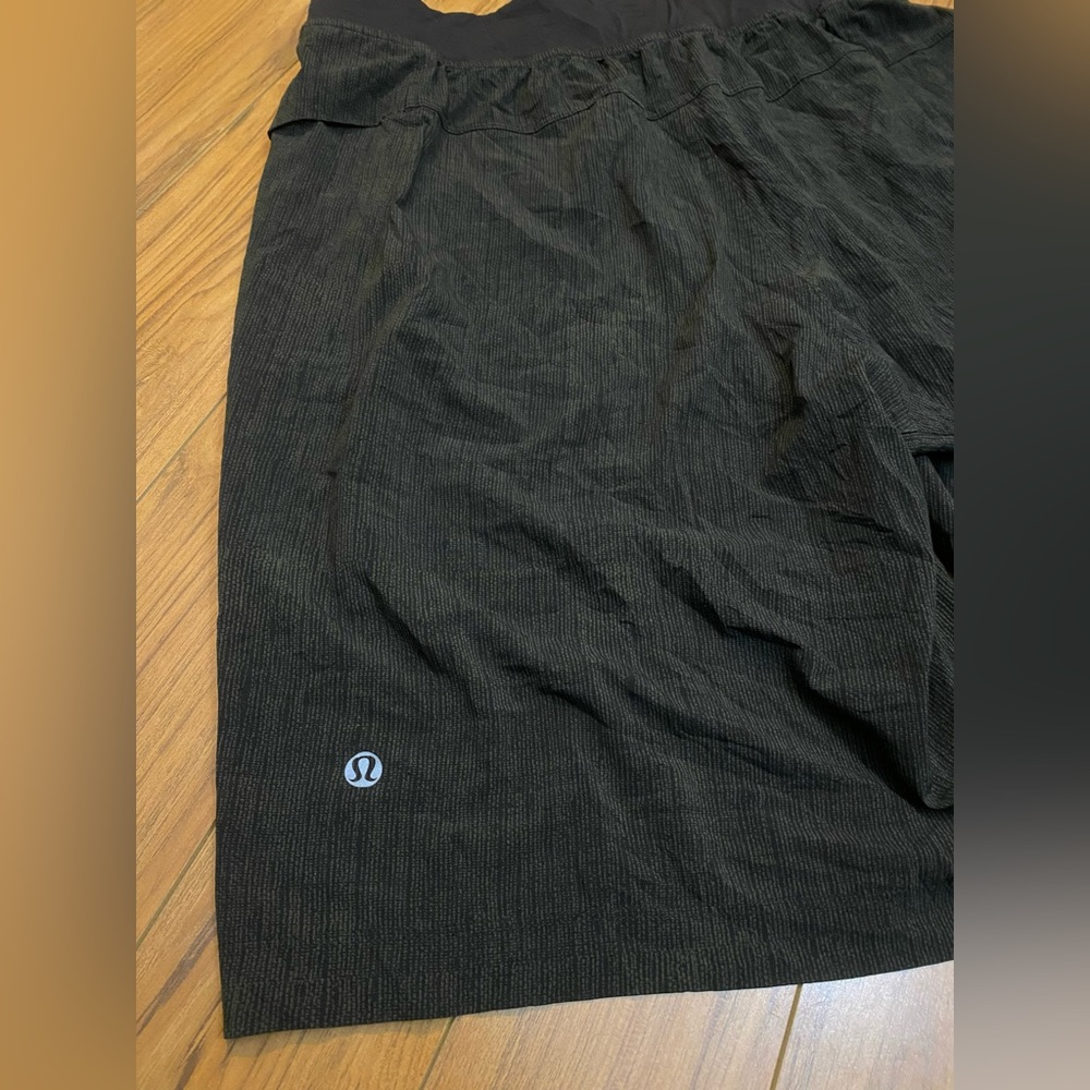 Mens Lululemon T.H.E Short — Size Medium — Black/Dark Green